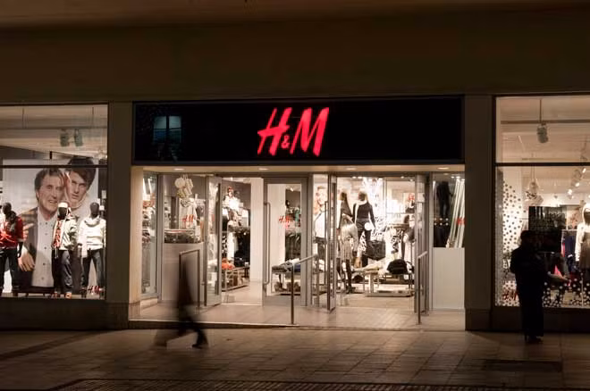 H&M nói sẽ xem xét lại việc tìm nguồn cung ứng từ Campuchia sau khi nước này mất một số đặc quyền thương mại của EU