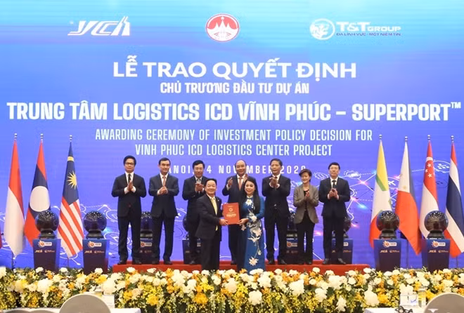 Dưới sự chứng kiến của Thủ tướng Chính phủ Nguyễn Xuân Phúc và Thủ tướng Singapore Lý Hiển Long, Bí thư Tỉnh ủy Hoàng Thị Thúy Lan trao Quyết định chủ trương đầu tư dự án Trung tâm Logistics ICD Vĩnh Phúc cho ông Đỗ Quang Hiển, đại diện Liên danh Tập đoàn T&T Group - Tập đoàn YCH - YCH Holdings (Singapore). Ảnh: Thế Hùng