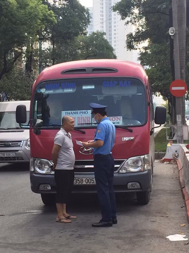 Đội Thanh tra GTVT quận Hoàng Mai tăng cường kiểm tra xe khách.