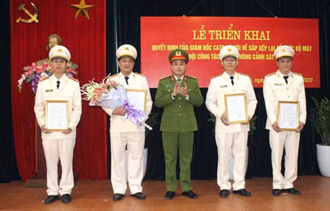 Đại tá Nguyễn Thanh Tùng trao các Quyết định điều động, bổ nhiệm Ban chỉ huy Đội truy nã truy tìm.
