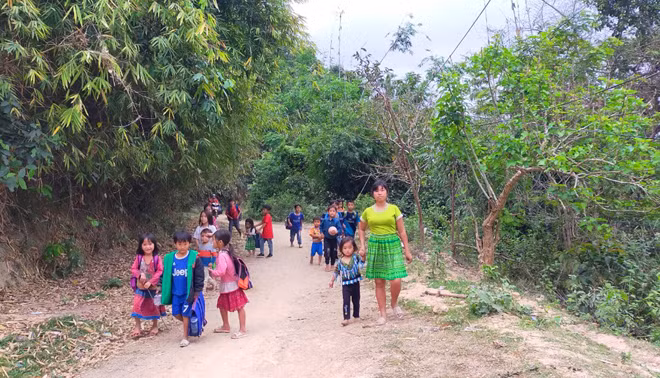 Các cháu học sinh bản Tà Cóm trong độ tuổi đều được đến trường.