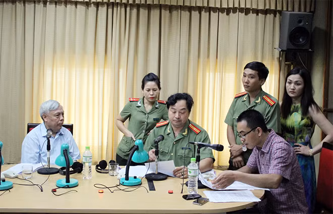 Trung tá, nhà báo Lê Thanh Tăng cùng các đồng nghiệp thực hiện một chương trình của Đài Tiếng nói Việt Nam.
