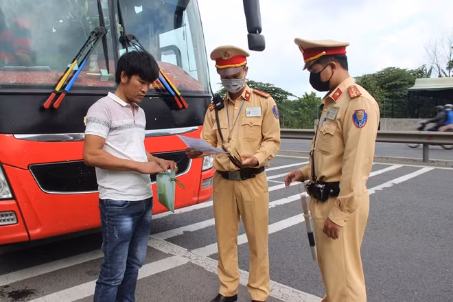 CSGT Công an tỉnh Thừa Thiên-Huế kiểm tra thủ tục tài xế xe khách chạy tuyến Bắc-Nam trên quốc lộ 1A.