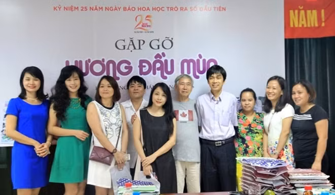 Các thành viên của Hội bút “Hương đầu mùa” Báo Hoa học trò tái ngộ nhân kỷ niệm 25 năm ngày ấn phẩm này xuất bản số đầu tiên.