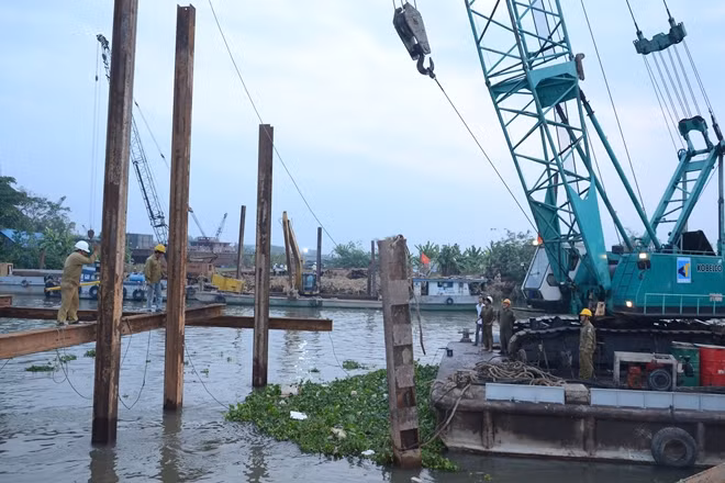 Tỉnh Tiền Giang triển khai công trình ứng phó với nước mặn.