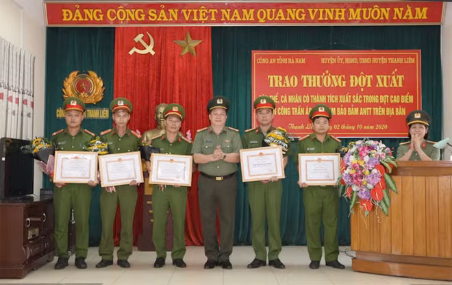 Đại tá Nguyễn Quốc Hùng, Giám đốc Công an tỉnh tặng Giấy khen cho tập thể, cá nhân có thành tích xuất sắc trong công tác đấu tranh, phòng chống tội phạm.