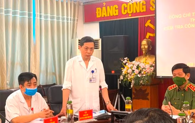 Đại tá Hoàng Thanh Tuyền, Giám đốc Bệnh viện 19-8 báo cáo về công tác chuẩn bị triển khai tiêm vaccine đợt mới tại Bệnh viện.