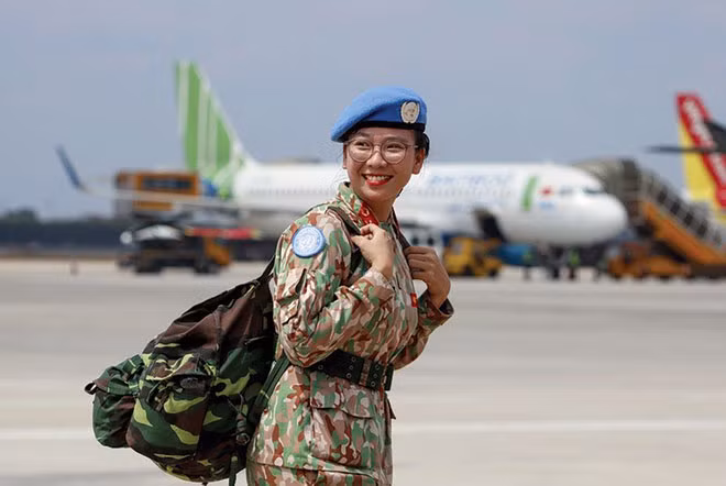 Thiếu úy Bùi Lê Na, em út của đoàn công tác.