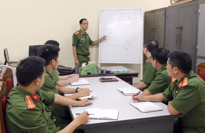 Cán bộ, chiến sỹ Phòng Cảnh sát hình sự bàn phương án triển khai truy bắt tội phạm.