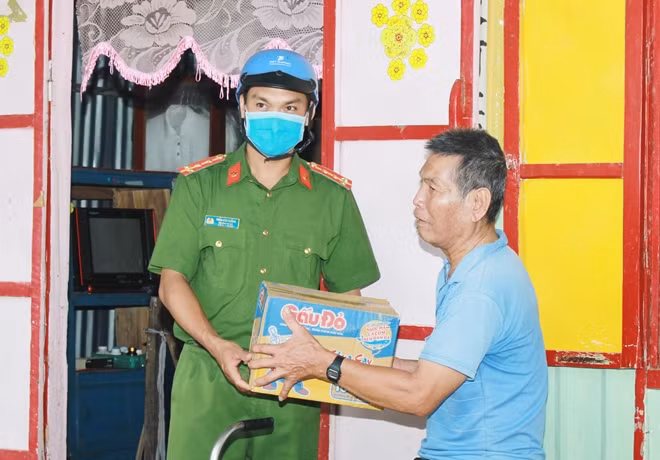 Công an xã Châu Hưng A, huyện Vĩnh Lợi (Bạc Liêu), tặng quà gia đình khó khăn vượt qua dịch COVID-19.