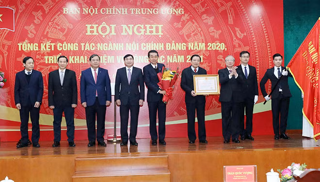 Thường trực Ban Bí thư Trần Quốc Vượng trao Huân chương Lao động hạng Nhất của Chủ tịch nước tặng Ban Nội chính Trung ương. Ảnh: TTXVN