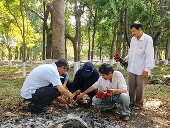 Nhà văn Nguyễn Thành Nhân (bìa phải) cùng đồng đội trong nghĩa trang liệt sĩ thành phố Hồ Chí Minh. Nhà văn Nguyễn Thành Nhân (bìa phải) cùng đồng đội trong nghĩa trang liệt sĩ thành phố Hồ Chí Minh.