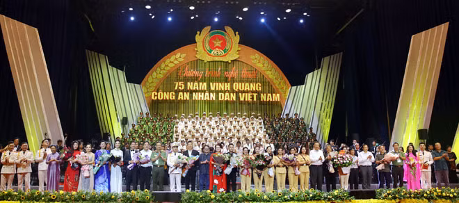Đại tướng Tô Lâm, Ủy viên Bộ Chính trị, Bộ trưởng Bộ Công an tặng hoa các nghệ sĩ tham gia chương trình. Ảnh: Chiến Thắng