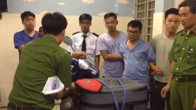 Đối tượng phạm tội (đeo kính) mua bán, vận chuyển chất ma túy bị bắt thời gian gần đây (ảnh minh họa).