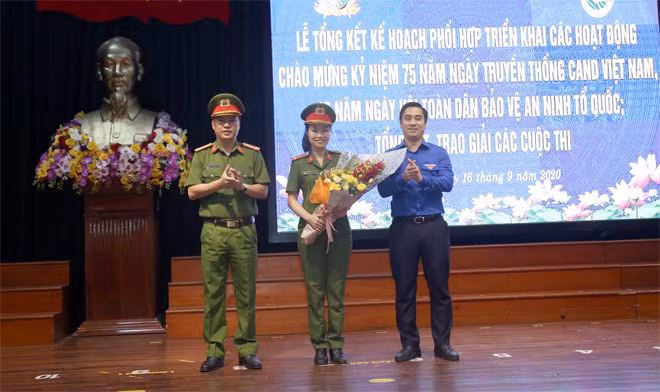 Đại diện lãnh đạo Công an tỉnh và đồng chí Bí thư Tỉnh đoàn tặng hoa chúc mừng đồng chí Cao Thị Thiên Trang có bài thi tham gia cuộc thi cấp trung ương Cuộc thi viết tìm hiểu 75 năm ngày truyền thống CAND.