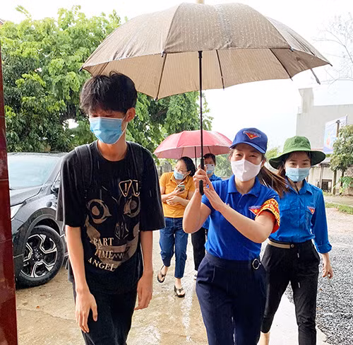 Em Phạm Hải Đăng đã kịp vào phòng thi làm bài.