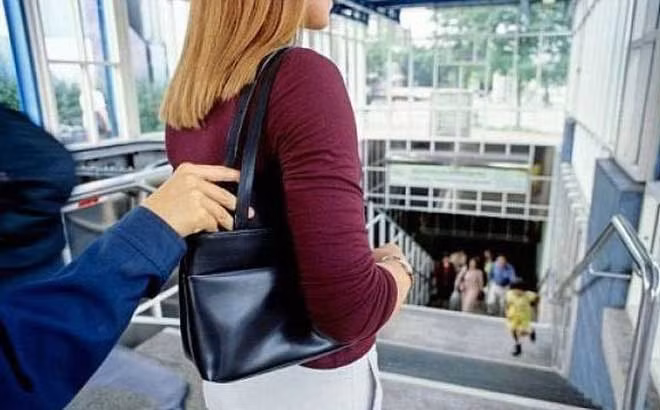 Nạn móc túi hoành hành vì chúng xem đây là một nghề làm ăn và nếu có phải ở tù thì vẫn sướng hơn phải ở ngoài.