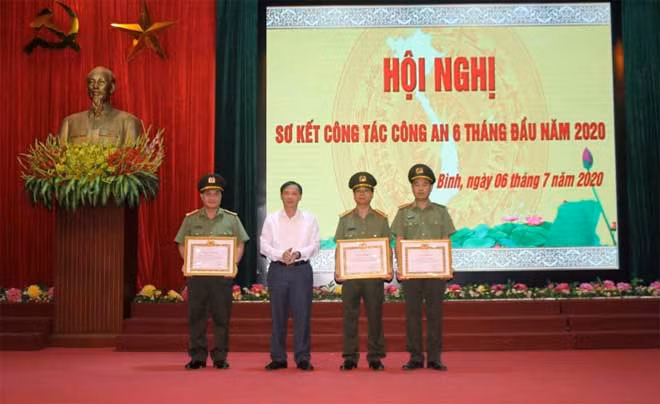 Tập thể lãnh đạo phòng Cảnh sát điều tra tội phạm về ma túy nhận cờ thi đua của Thủ tướng chính phủ vì đã có thành tích xuất sắc dẫn đầu phong trào thi đua năm 2019.