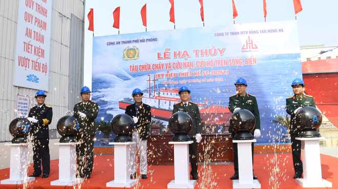 Thứ trưởng Nguyễn Văn Sơn bấm nút hạ thủy tàu chữa cháy và cứu nạn, cứu hộ Hoa Phượng 1.