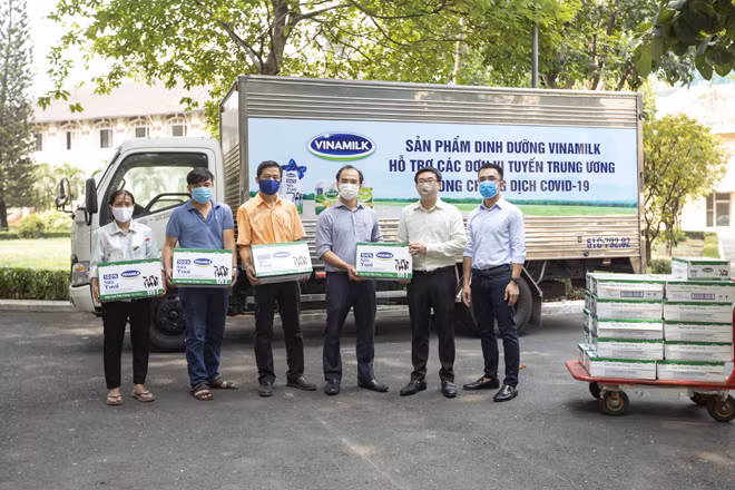 Hàng trăm ngàn sản phẩm dinh dưỡng như Sữa tươi 100%, Probi… đã được Vinamilk trao tặng để tiếp sức cho lực lượng tuyến đầu chống dịch trên cả nước