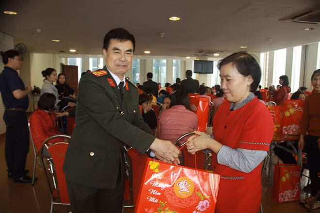 Thượng tá Ngô Quốc Chính, Chủ tịch Công đoàn Công an TP Hà Nội trao quà Tết cho người lao động có hoàn cảnh khó khăn.