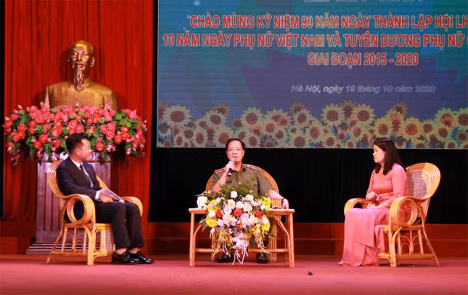 Thiếu tướng Trần Hải Quân, Tư lệnh Bộ Tư lệnh Cảnh vệ giao lưu với các cá nhân tiêu biểu.