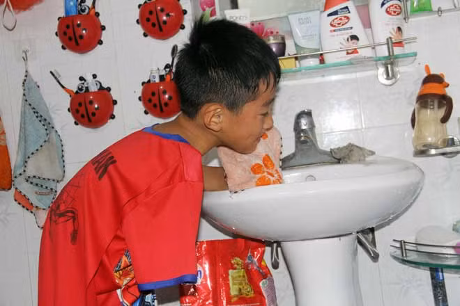 Tiến Anh thực hiện các sinh hoạt hàng ngày.