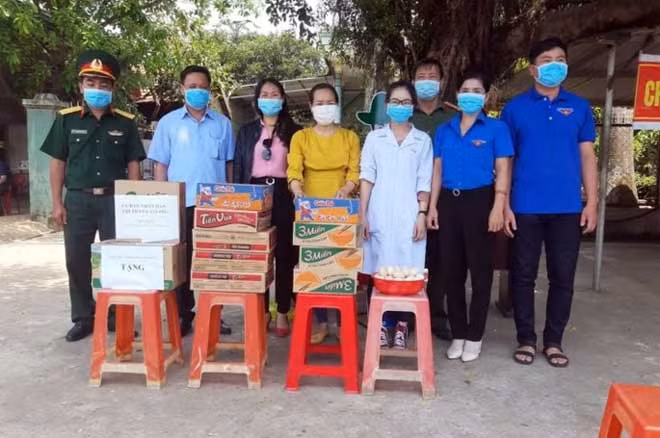 Các tổ chức đoàn thể và người dân trên địa bàn đến chia sẻ, động viên và tặng quà cho lực lượng làm nhiệm vụ tại chốt liên ngành huyện Cư Jút.