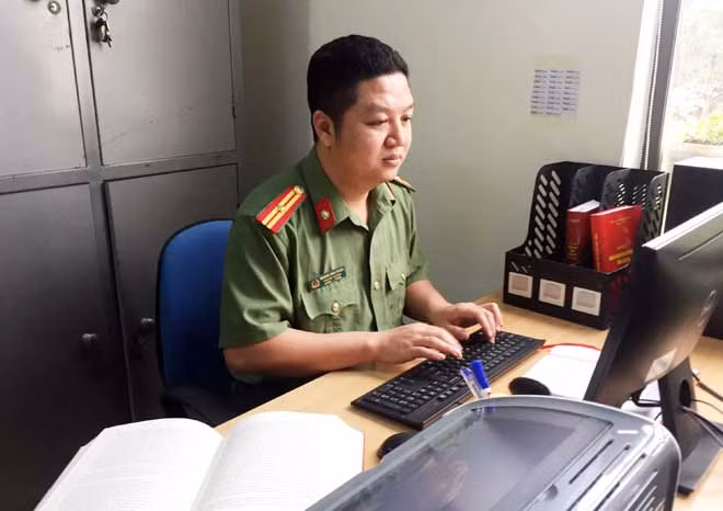 Thiếu tá, nhà văn Hoàng Anh Tuấn, hoanganhtuan.calc@gmail.com