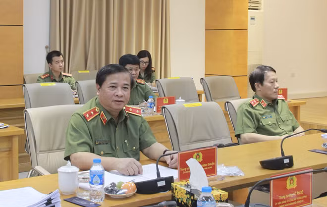 Trung tướng Nguyễn Đình Thuận và các đại biểu dự buổi làm việc.