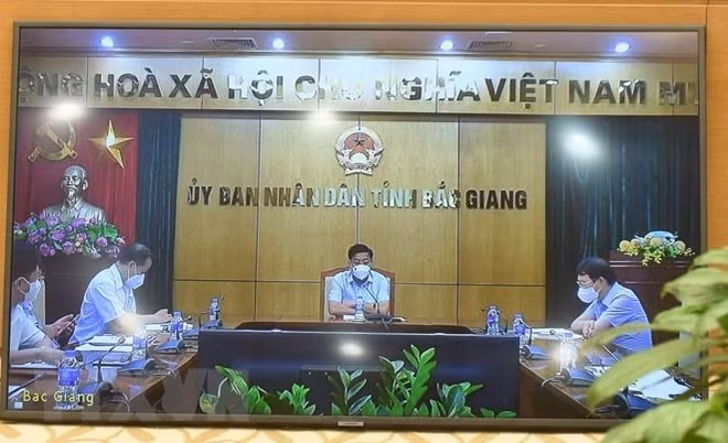 Họp trực tuyến với đầu cầu Bắc Giang. (Ảnh: Minh Đức/TTXVN)