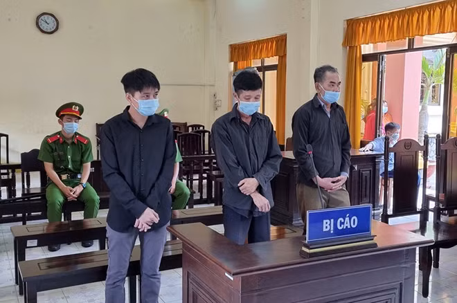 3 bị can Đức, Chương và Lêng (từ trái sang). 3 bị can Đức, Chương và Lêng (từ trái sang).