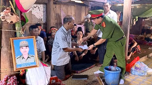 Công an tỉnh Tây Ninh tuyên dương 12 gia đình tiêu biểu ảnh 3