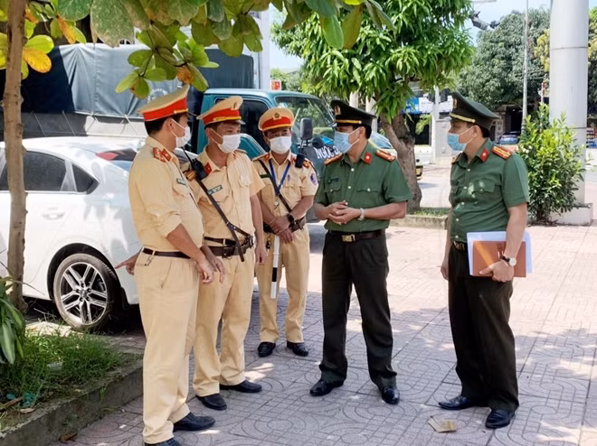 Đồng chí Giám đốc Công an Hà Tĩnh yêu cầu lực lượng Cảnh sát giao thông xử lý nghiêm các trường hợp không đeo khẩu trang khi tham gia giao thông.