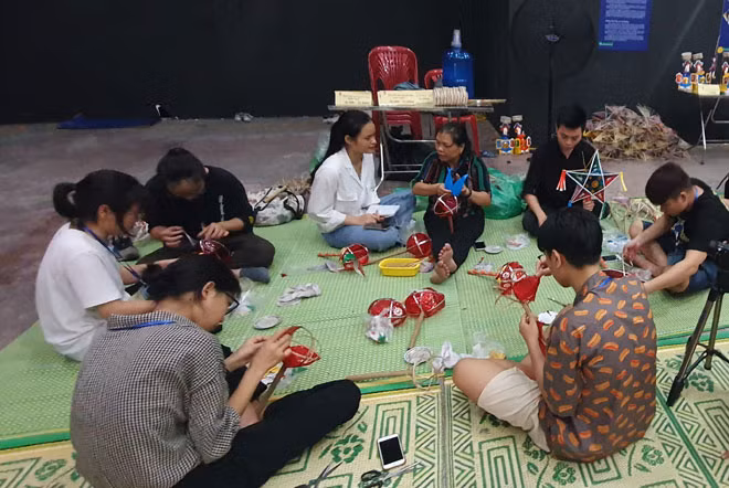 Nghệ nhân Nguyễn Thị Tuyến dạy các em làm các loại đèn Trung thu truyền thống.