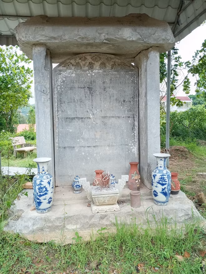 Bia đá khắc ghi lịch sử chùa Tĩnh Lự.