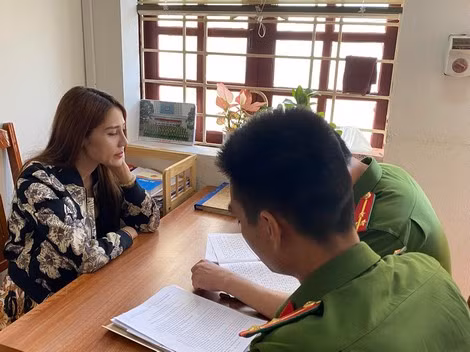 "Tú bà" Cao Thị Ninh tại cơ quan điều tra. "Tú bà" Cao Thị Ninh tại cơ quan điều tra.