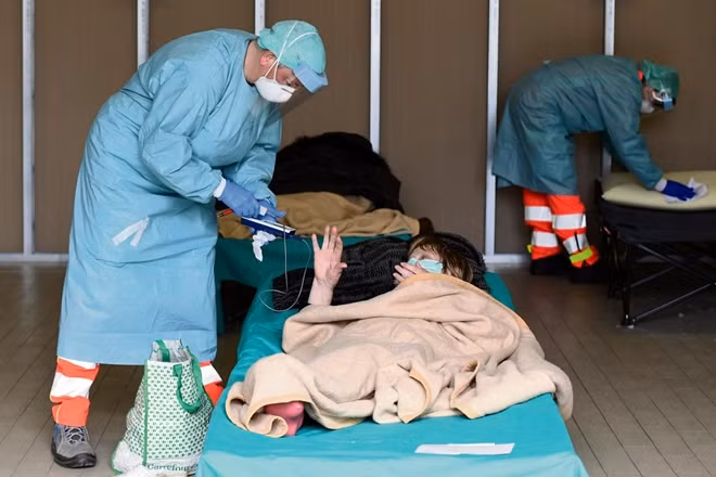Nhân viên y tế điều trị cho bệnh nhân nhiễm COVID-19 tại Bệnh viện Brescia ở Lombardy, Italy.