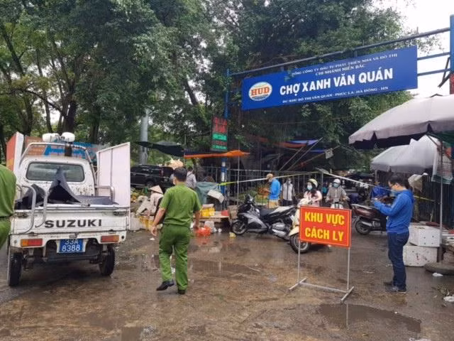 UBND quận Hà Đông đã tạm thời phong toả chợ Xanh Văn Quán để phòng, chống dịch Covid-19.