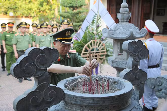Bộ trưởng Tô Lâm thắp nén hương thơm tưởng nhớ cố Bộ trưởng Trần Quốc Hoàn tại nhà tưởng niệm xã Trung Phúc Cường, huyện Nam Đàn.