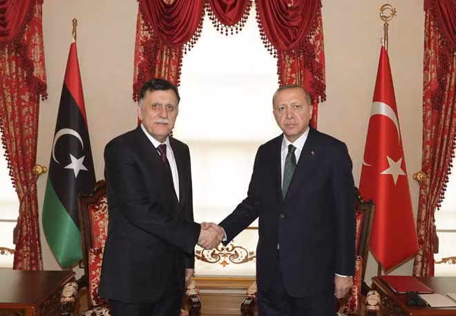 Tổng thống Thổ Nhĩ Kỳ Recep Tayyip Erdogan bắt tay với Fayez al Sarraj, người đứng đầu Libya, chính phủ được quốc tế công nhận.