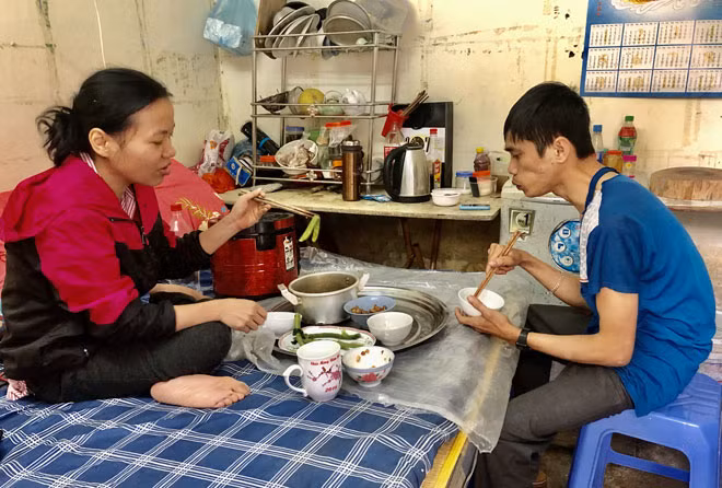 Vợ chồng Đại - Toan trong căn nhà trọ vài mét vuông. Vợ chồng Đại - Toan trong căn nhà trọ vài mét vuông.
