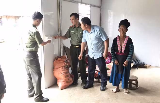 Tổ công tác Phòng Tham mưu Công an tỉnh giám sát công trình xây dựng nhà cho người nghèo tại xã Tà Tổng.