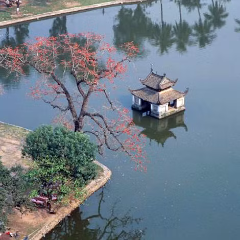 Thủy đình ở chùa Thầy.