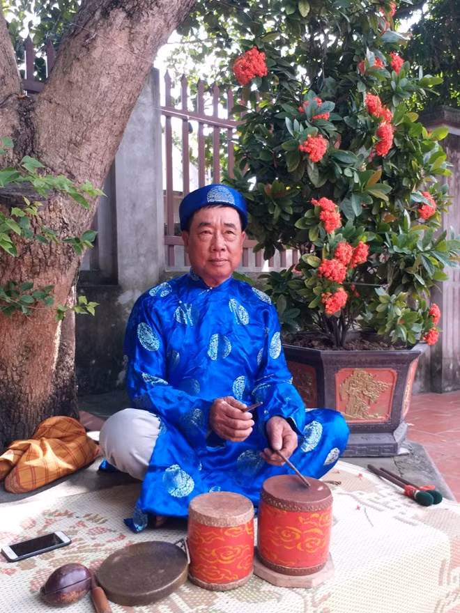 Ông Túy trống chèo.