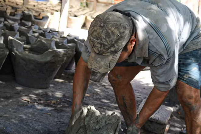 Trộn đất là công đoạn quan trọng đầu tiên của quá trình làm “ông Táo”.
