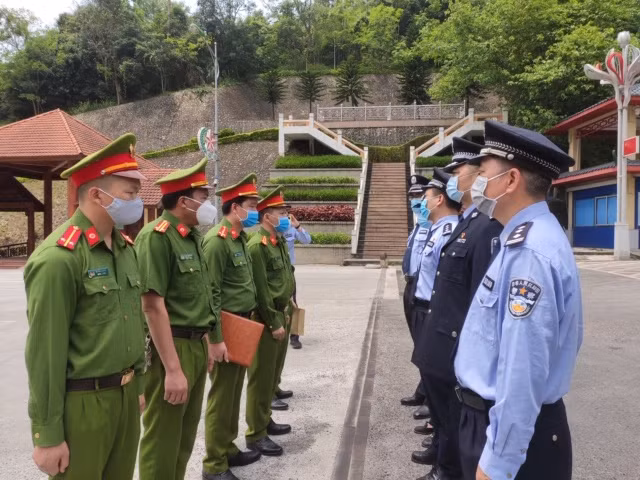 Phòng CSHS và Công an tỉnh Quảng Tây trao đổi thông tin tội phạm tại cửa khẩu Hữu Nghị.