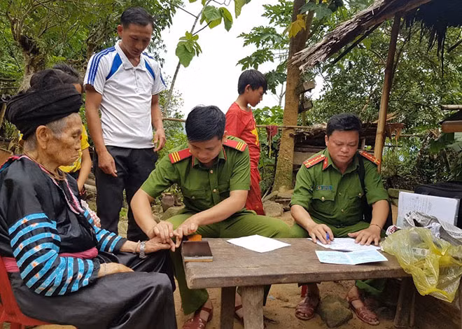 Cán bộ chiến sỹ Công an tỉnh Nghệ An cải cách hành chính, đến tận nhà cấp CMND cho người dân.