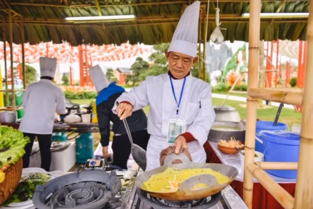 Bánh xèo miền Tây giòn rụm, thơm phức. Bánh xèo miền Tây giòn rụm, thơm phức.