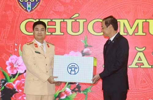 Đồng chí Đào Đức Toàn trao quà tặng CBCS Phòng CSGT Hà Nội.